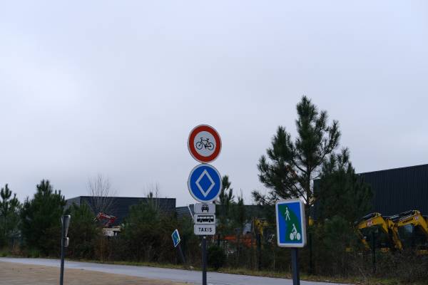 Sécurité routière : de nouveaux panneaux signalent les voies réservées au covoiturage.